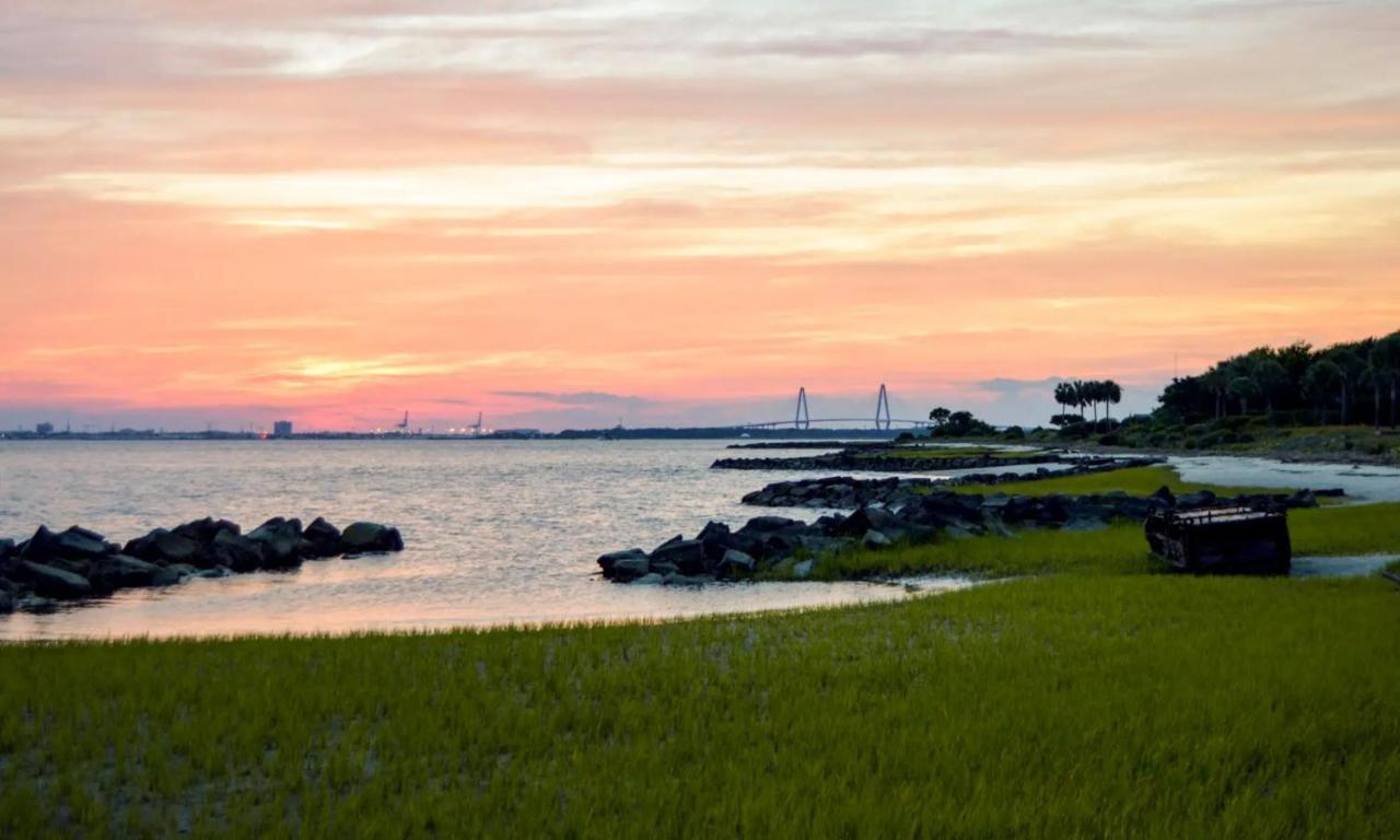 ☆Live On The Water! Lake Palmetto Palm W/ Patio - 10Min To Downtown & Beaches☆ Charleston Exterior photo